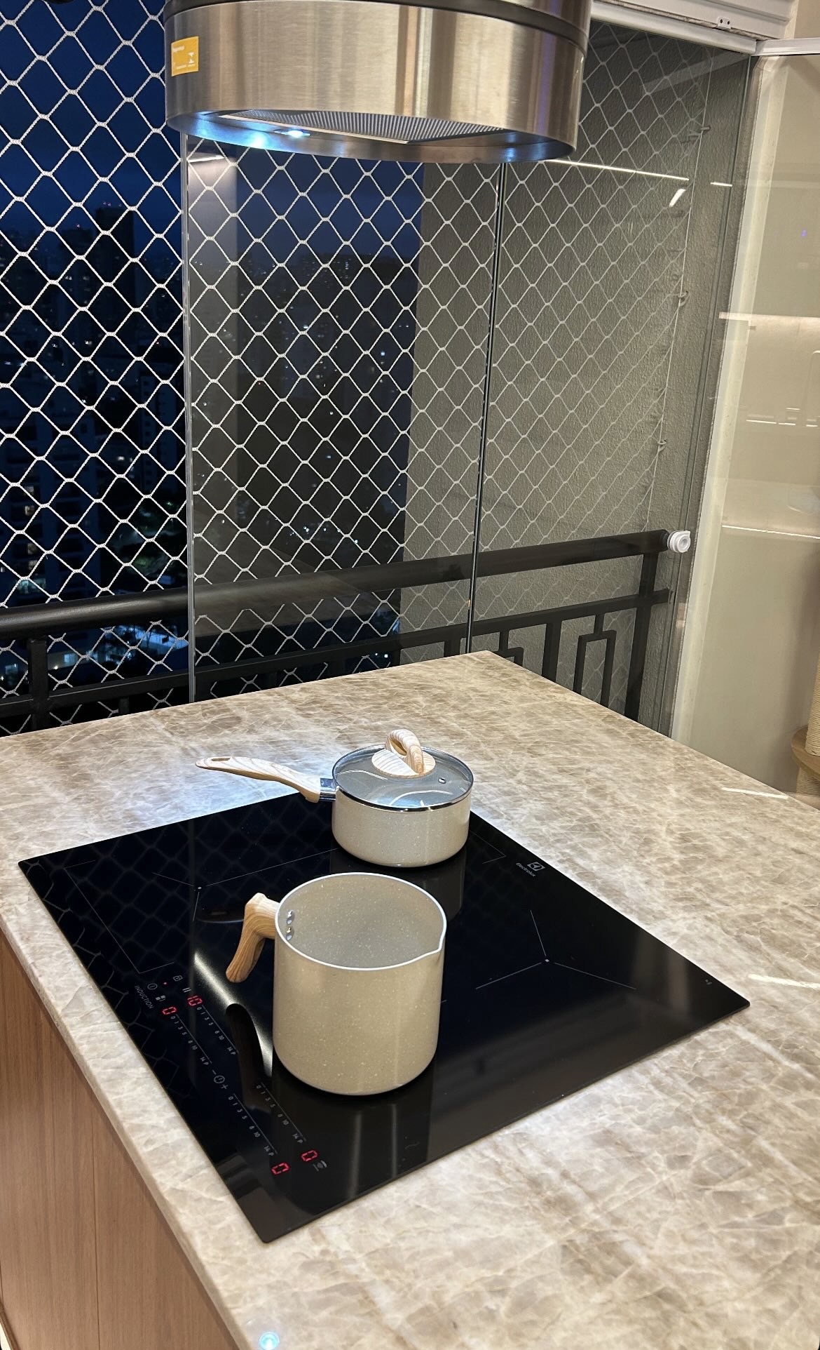 Cooktop de indução instalado pela HCSTEC em bancada de pedra